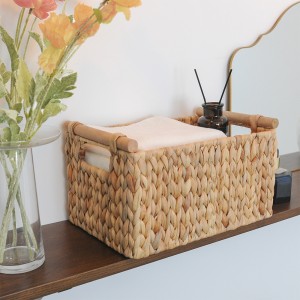 Hand-woven-Natural Rectangular-Basket-Na may-Wooden-Handle